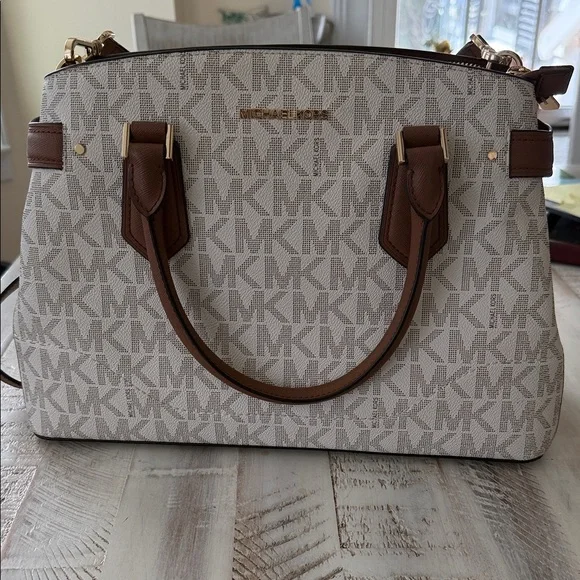Michael Kors Cream Vanilla Signature Satchel with Brown Trim - Picture 3 of 12